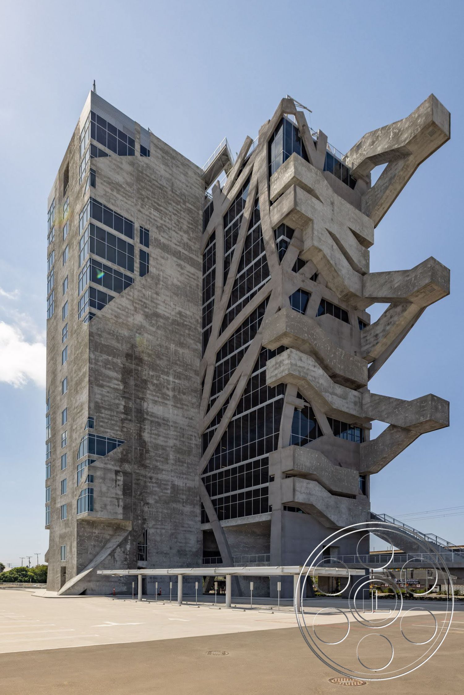 The (W)rapper’s sculptural concrete exoskeleton dominates the Los Angeles skyline—its bold, futuristic design makes it a standout filming location for productions seeking architectural intensity and cinematic scale.